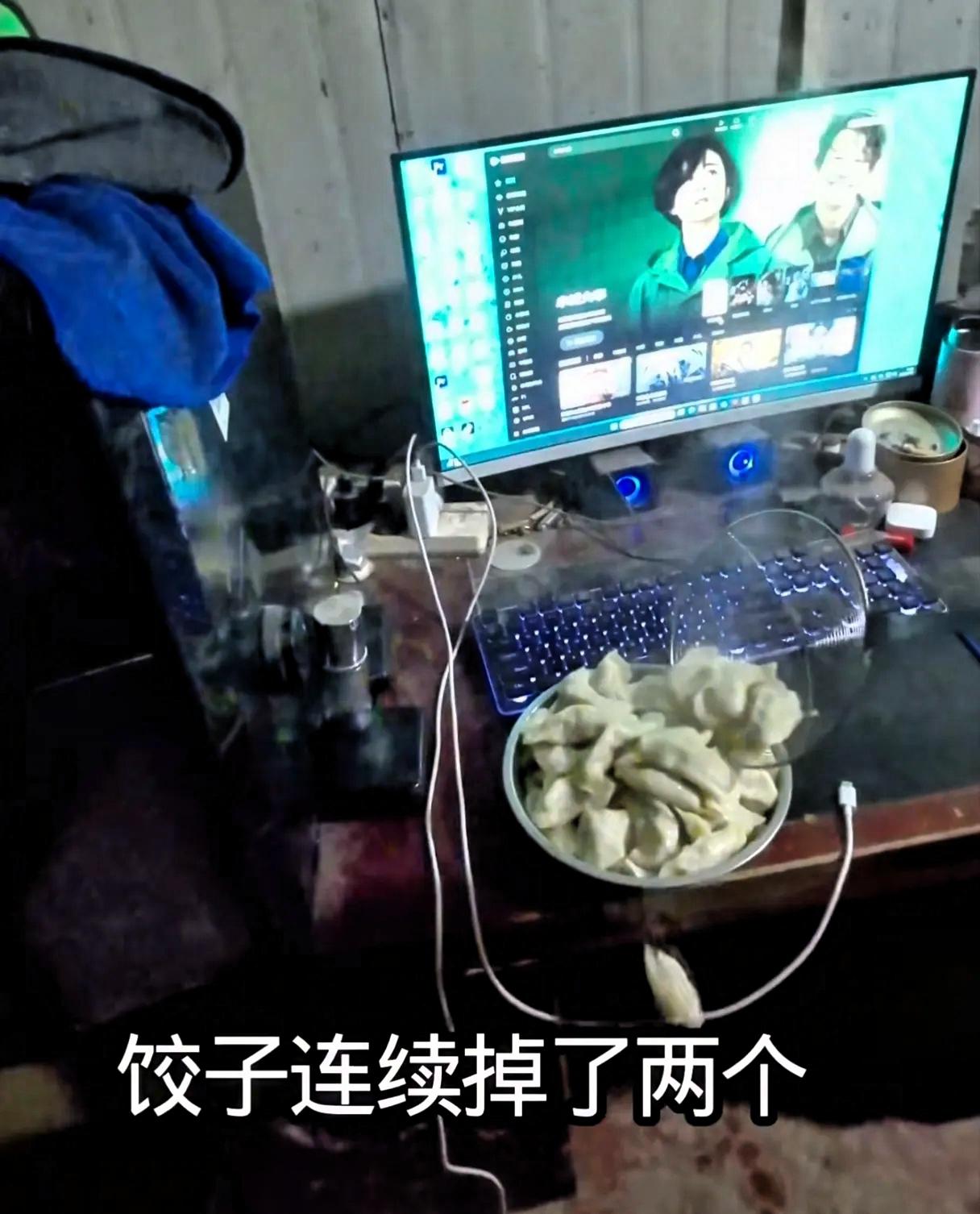 河南一家人，晚上饺子煮好后往盘子里盛的时候，连续掉了2个，妻子轻声提醒：“娃奶奶