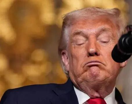 如今的现状就是，美国稳，中国更稳。 开往伊朗的商船上，不管是什么货物，美国直