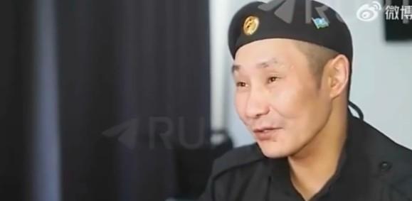 一个俄罗斯士兵在顿涅茨克前线被地雷炸断了腿，因为敌人无人机满天飞，救援队根本进不