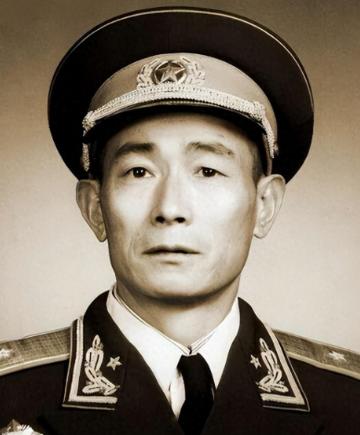 1937年，陈赓把386旅772团1营营长找来，对他说，要升他当团长，营长大喜，