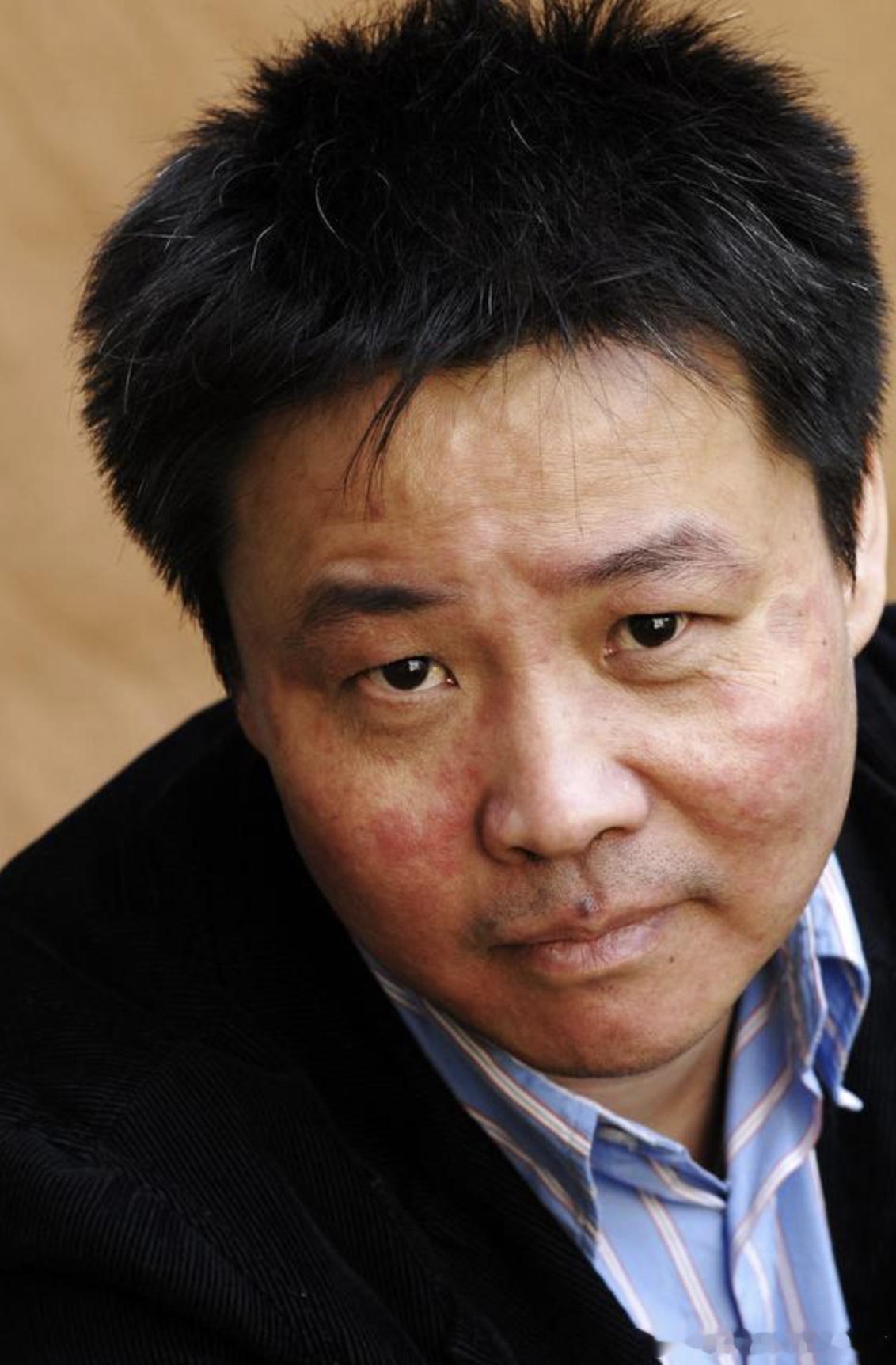 余华新作遭差评《活着》其实也是泡沫，它的一纸风行，有多少是张艺谋电影版的功劳？