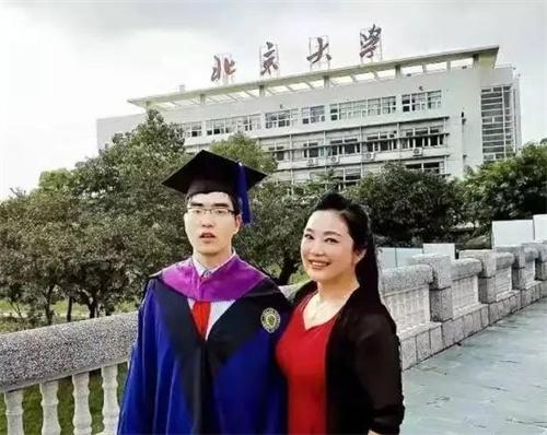 1988年，武汉一女教师刚生下孩子，却被医生告知：“孩子是个脑瘫儿，还是放弃吧！