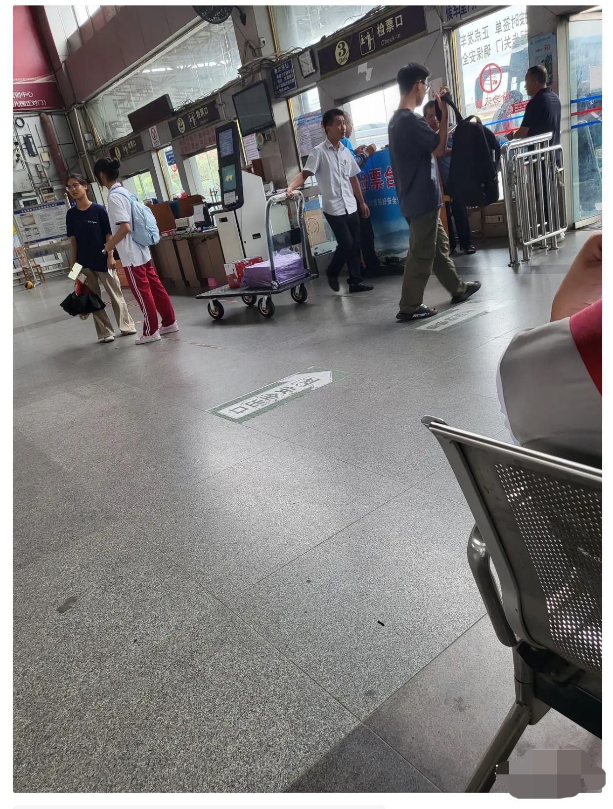 希望比岗位重要现在很多人把年轻人不愿意拼、不愿意卷，都简单归结为态度问题，好像
