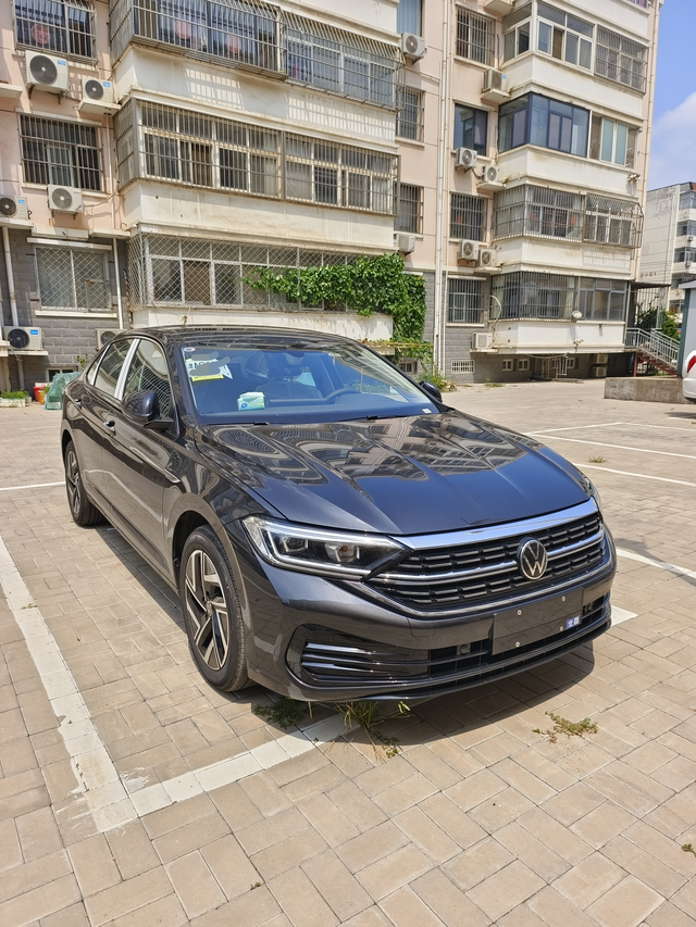 贴完膜了真帅啊小腾子个人第一辆车，起初根本没有考虑过速腾，进店一眼被迷住了哈哈