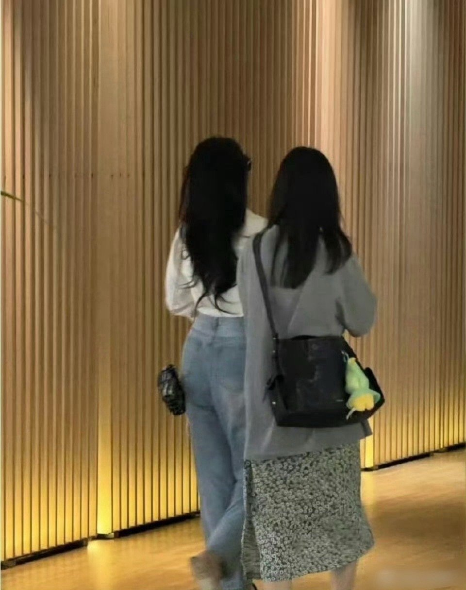 刘亦菲就是一个没有骨盆前倾，却拥有无敌大翘臀的女人，穿上牛仔裤的刘天仙，性感到了