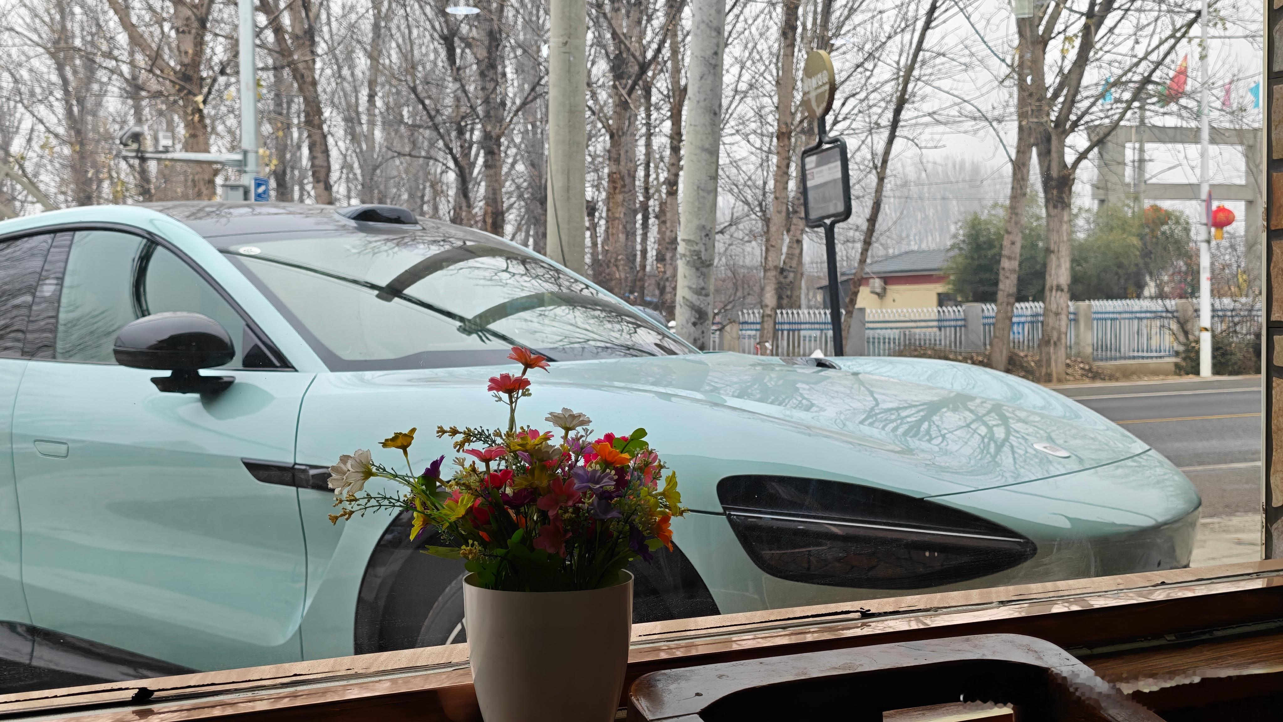 白宁的小米yu7这设计在这阴郁的天气里还是能提供一些情绪价值的。小米YU7