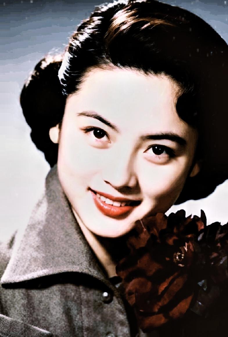 1920年的阆中，军阀杨森骑马在街上闲逛，偶遇一位年轻姑娘，当即心生爱慕，便调转