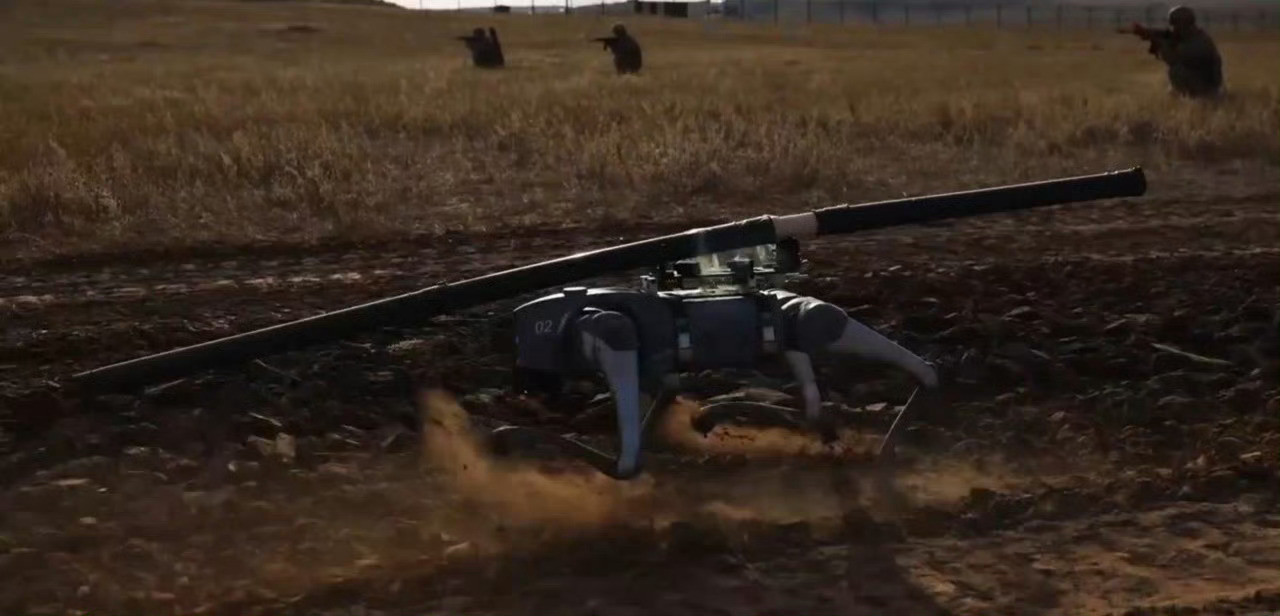 机器狗开辟通路。