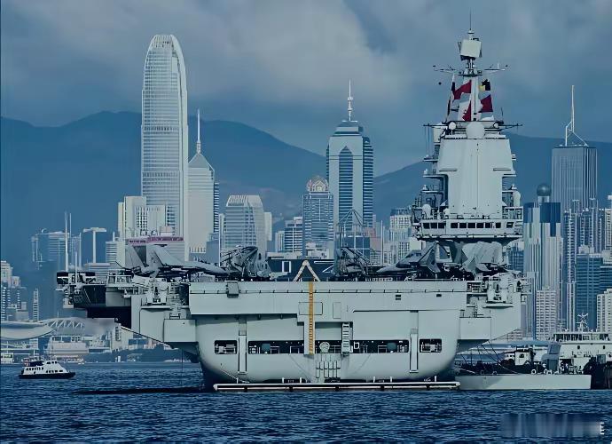 从央视的镜头里过去没感觉“山东舰”有什么震撼的，只是知道这东西有点大；但是从这个