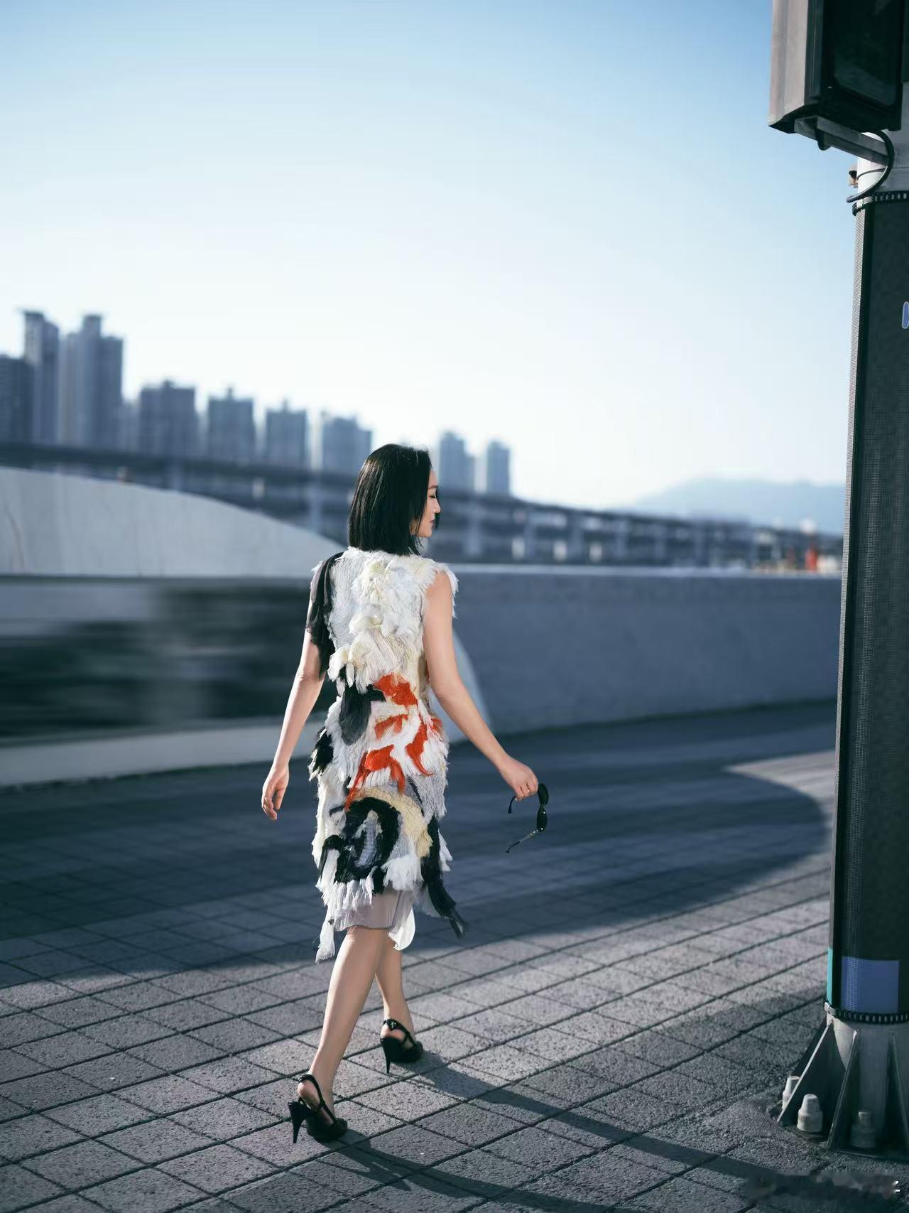 周迅釜山电影节首穿香奈儿高定不被高定定义，反而让衣服有了灵魂，这份自在太难得呢