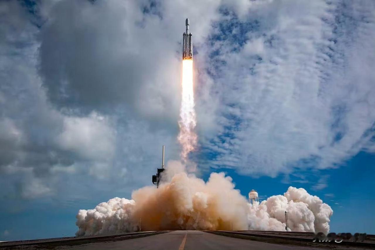 重型猎鹰火箭两个助推器一前一后相继返回，稳稳站立在回收场坪……昨天晚上，Spa