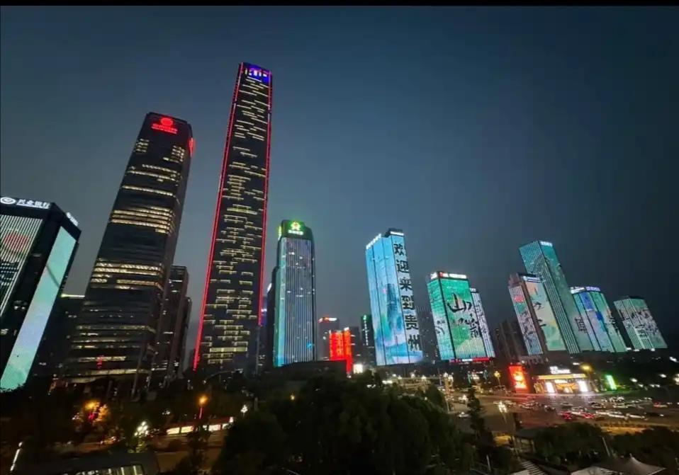 9城城建碾压贵阳！数据揭秘中国基建第一梯队近日，一份基于交通网络、城市更新、