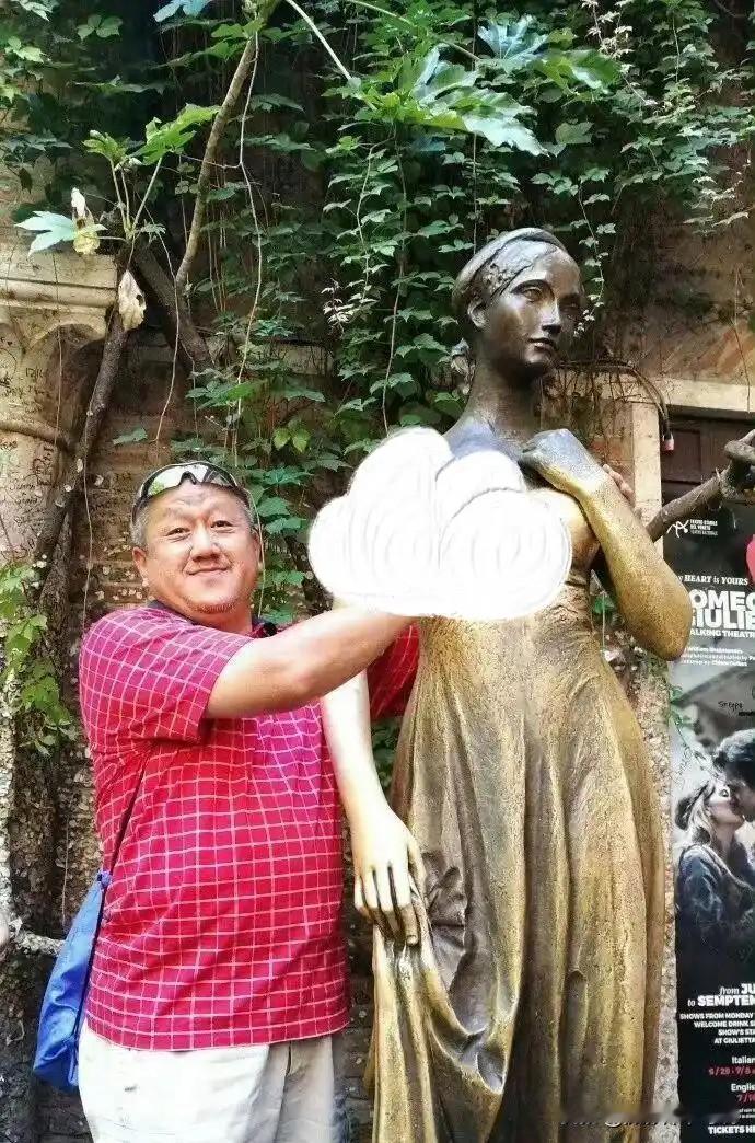 这哥们儿最近闹得挺欢腾啊，不但各种否认汉服且用极度不雅语言辱骂网友。现在又被网友