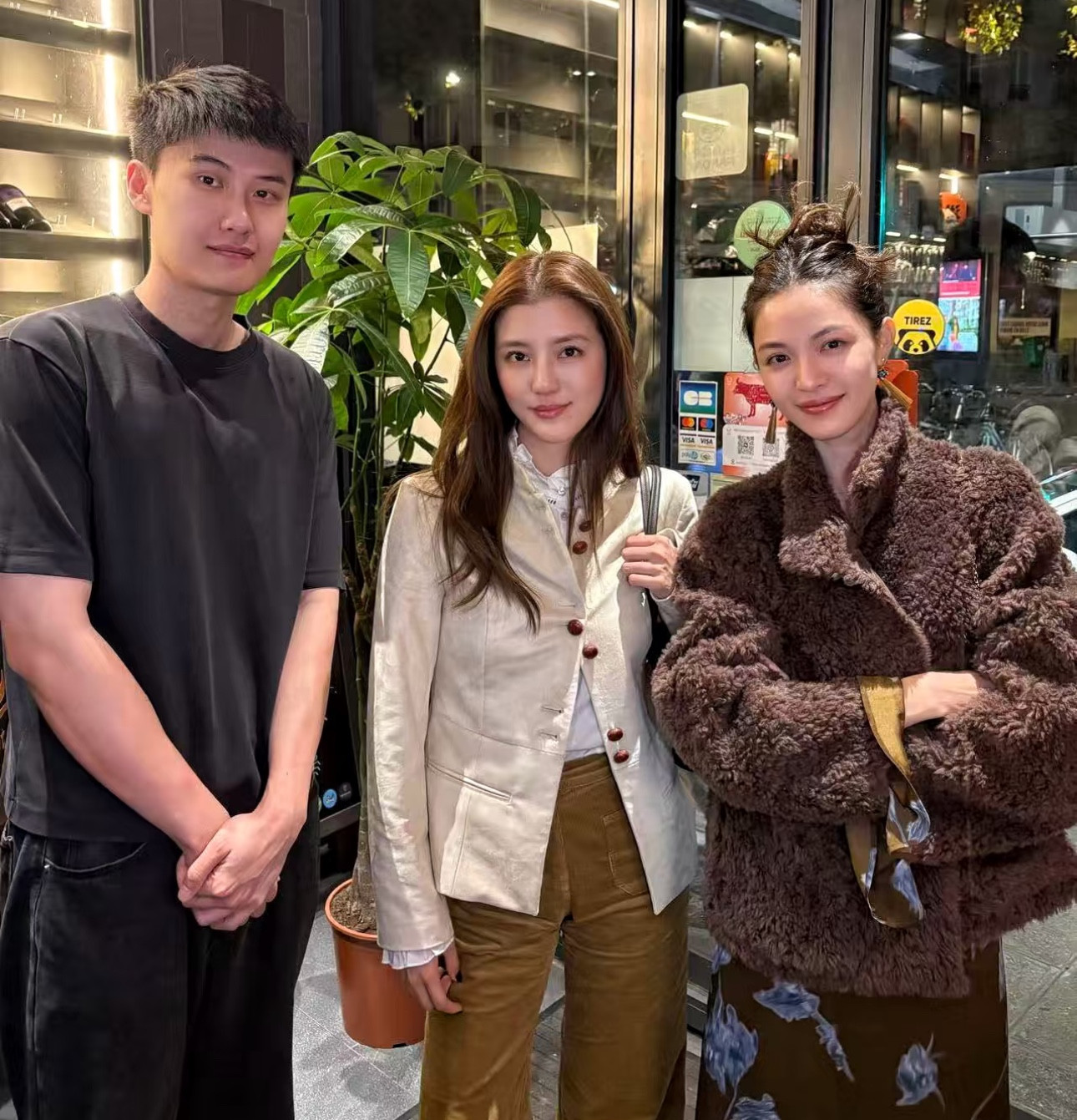 巴黎吃火锅偶遇吴千语钟楚曦！两个素颜大美女同框，真的挺意外的！有网友在巴黎一家潮汕牛肉火锅店偶遇了吴