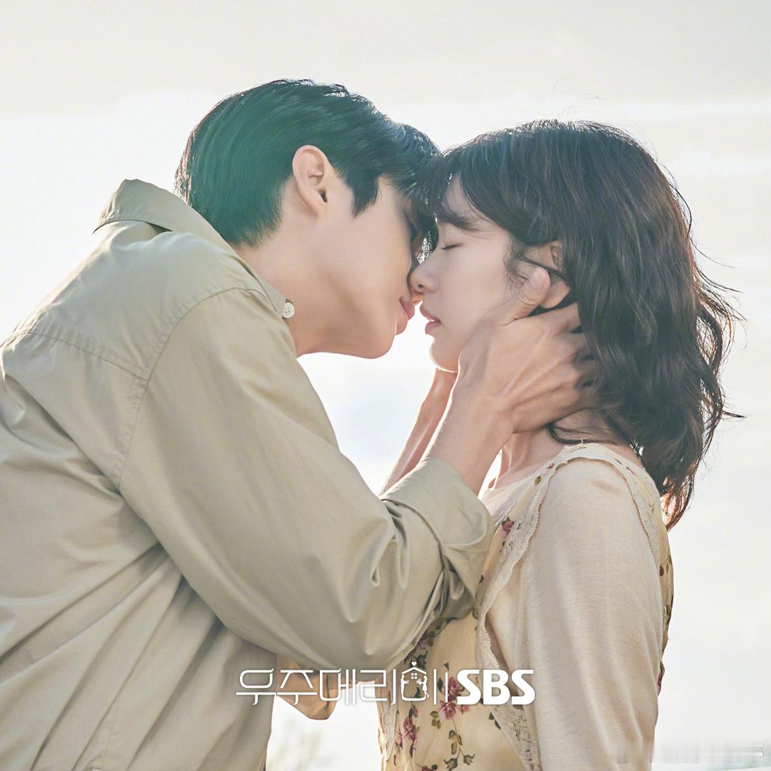 【崔宇植郑素敏《宇宙MARRYME》第7集剧照公开！——你期待了一周的芦苇荡吻