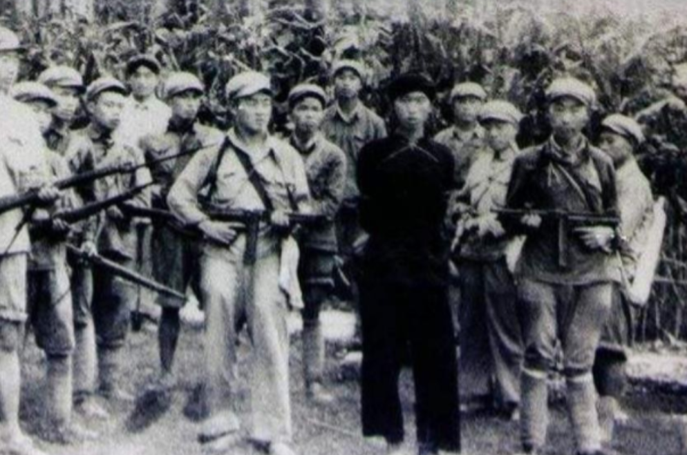 1936年，19岁的覃国卿正和自己的堂婶一起，堂叔突然回了家，见到惊慌失措的侄儿