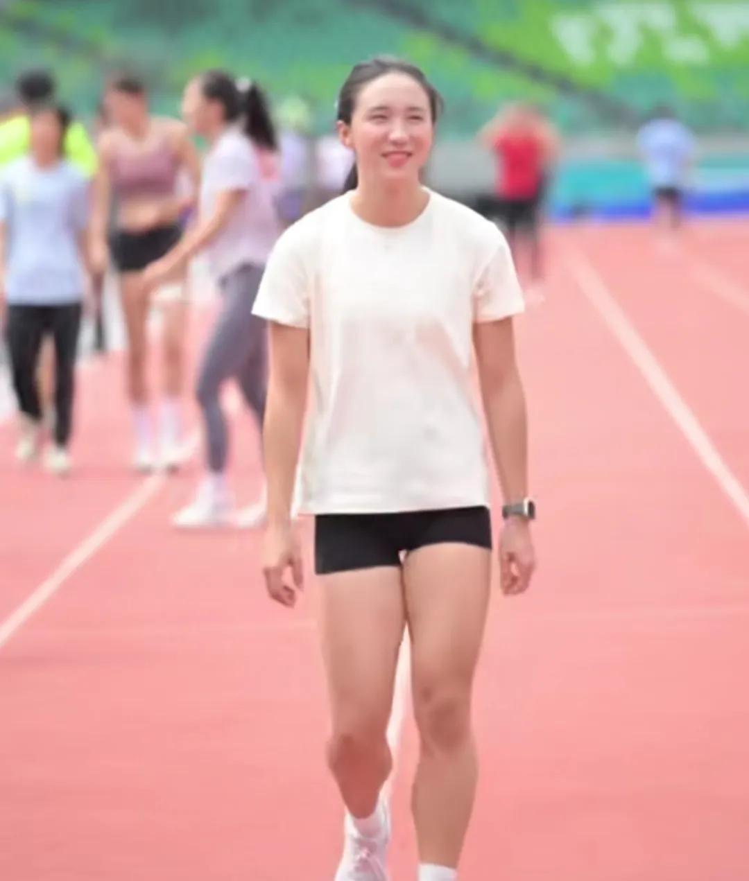 美女，热身#下联：绿水泛春光.对上联#
