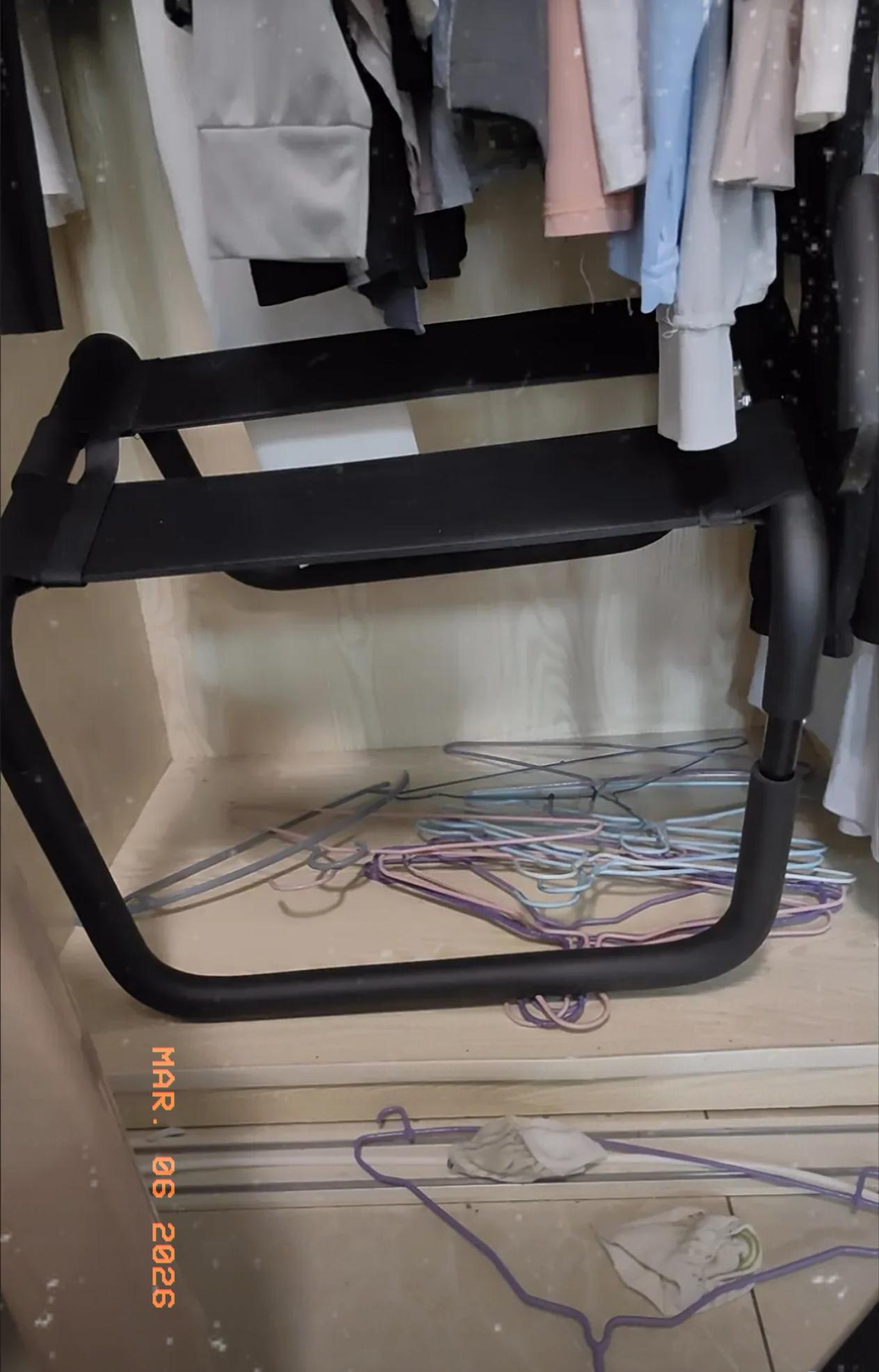 昨晚在闺蜜家喝酒，她老公不在家，我就干脆住下了。谁知道，还发生了一件特别尴尬