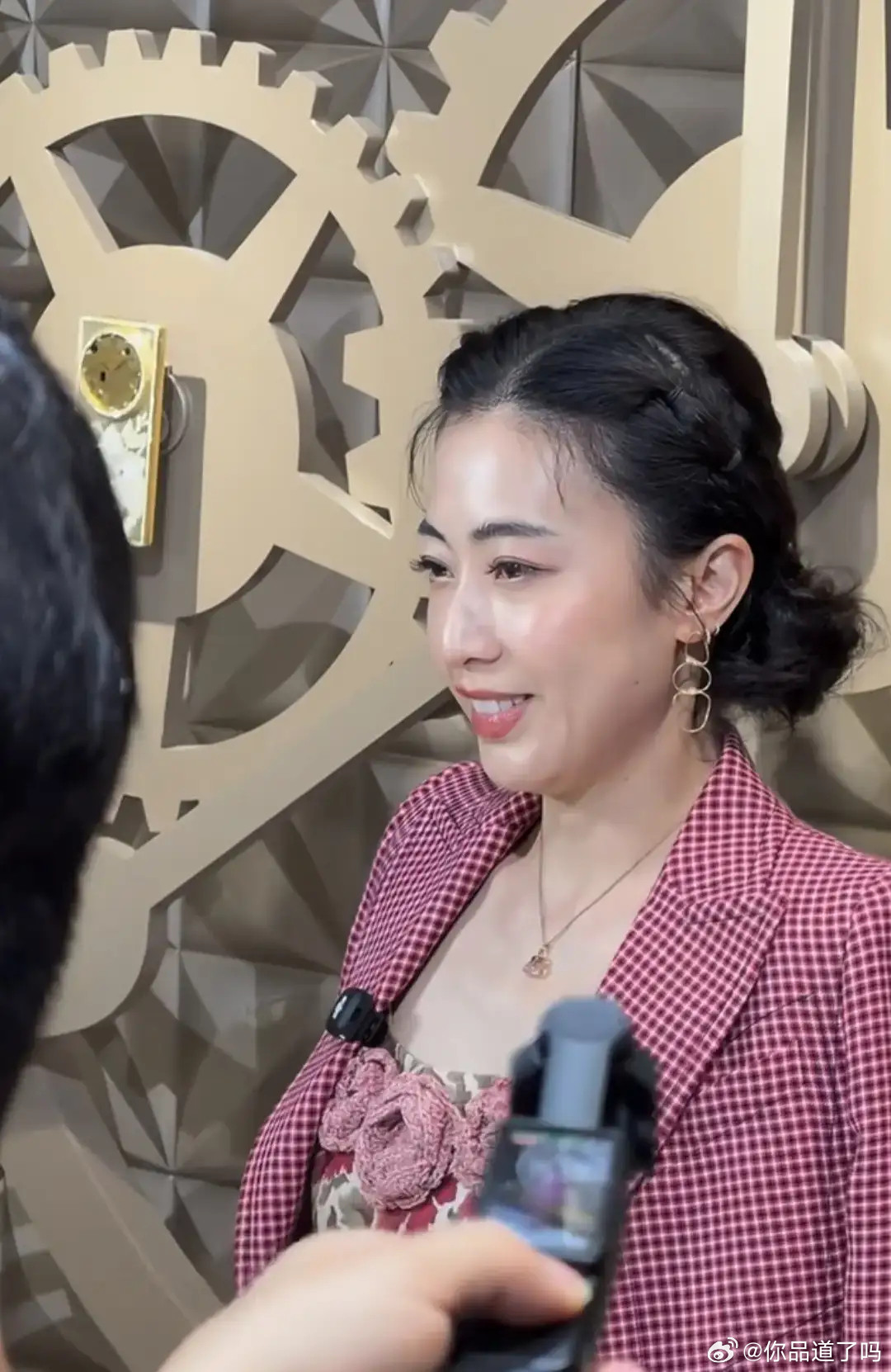 女首富甘比现身上海，天庭饱满福相拉满，百亿身家颜值福气双在线