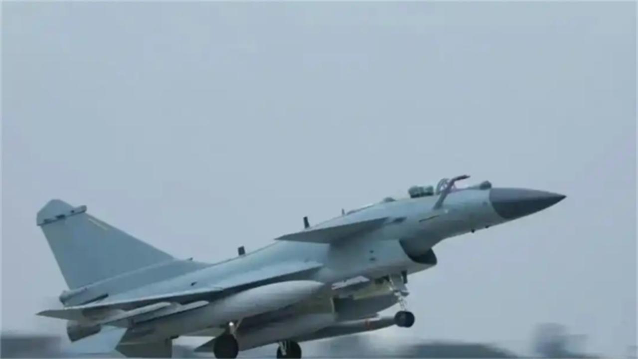 歼10C火力爆棚！真正杀器就藏在腹部下方，让美航母无力应对最近一张歼-10C