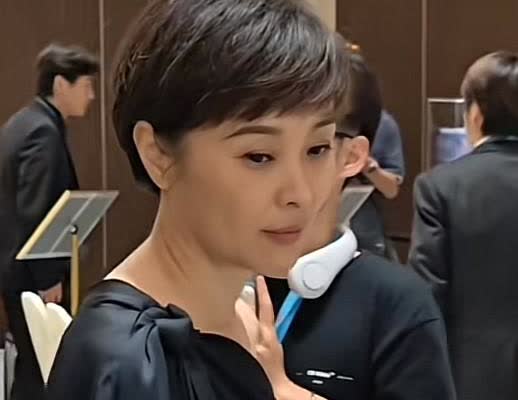 吴越的美着实太过独特了，那种知性优雅的气质简直把我给拿捏住了。在娱乐圈当中，许多