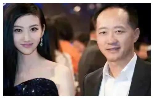 2004年，16岁的景甜每天放学都有车牌为9988的豪车接送，没多久课也不来上了