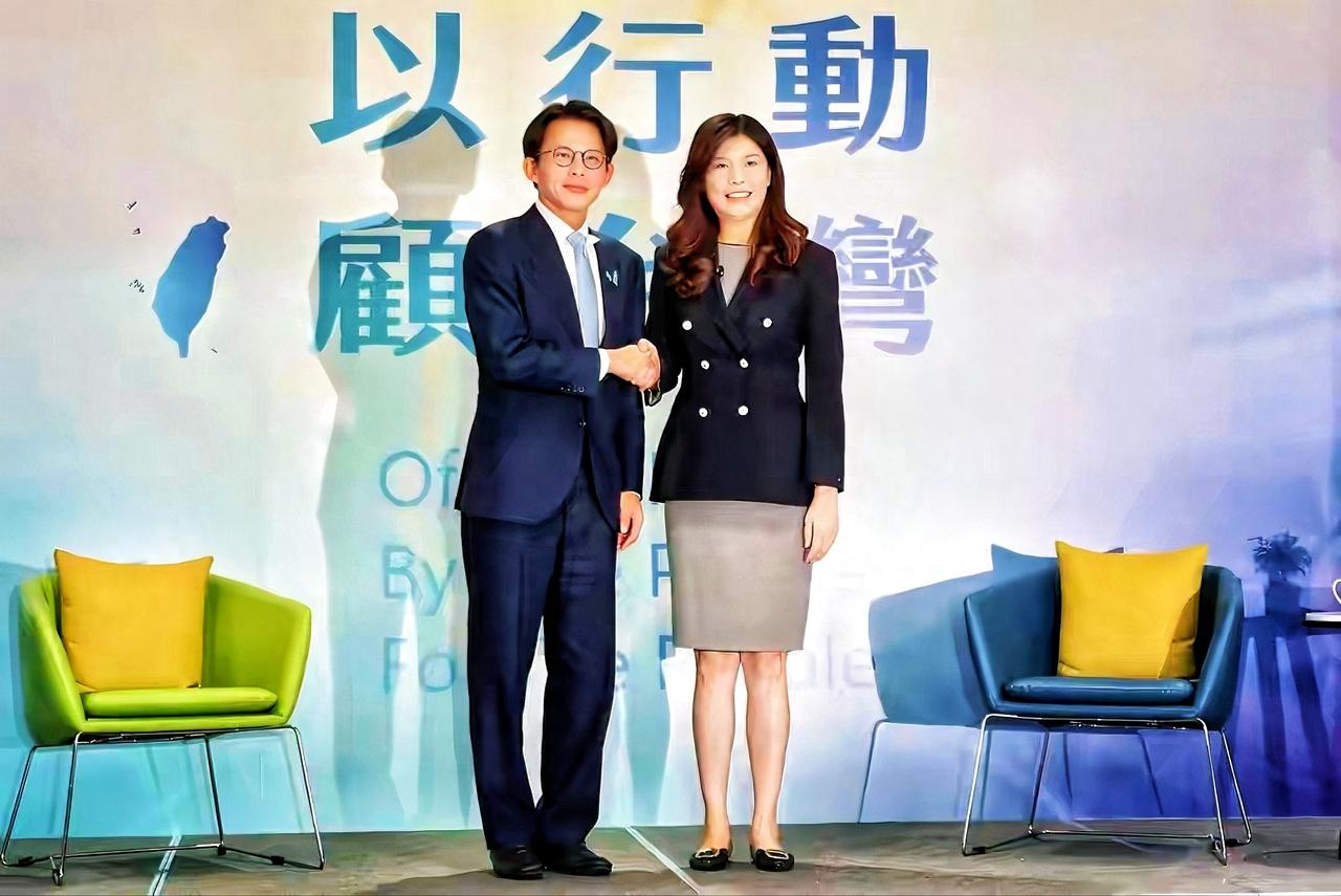 把郑丽文架在火上烤。黄国昌这事太不地道了！郑丽文恐怕要被拖累了！刚和国民