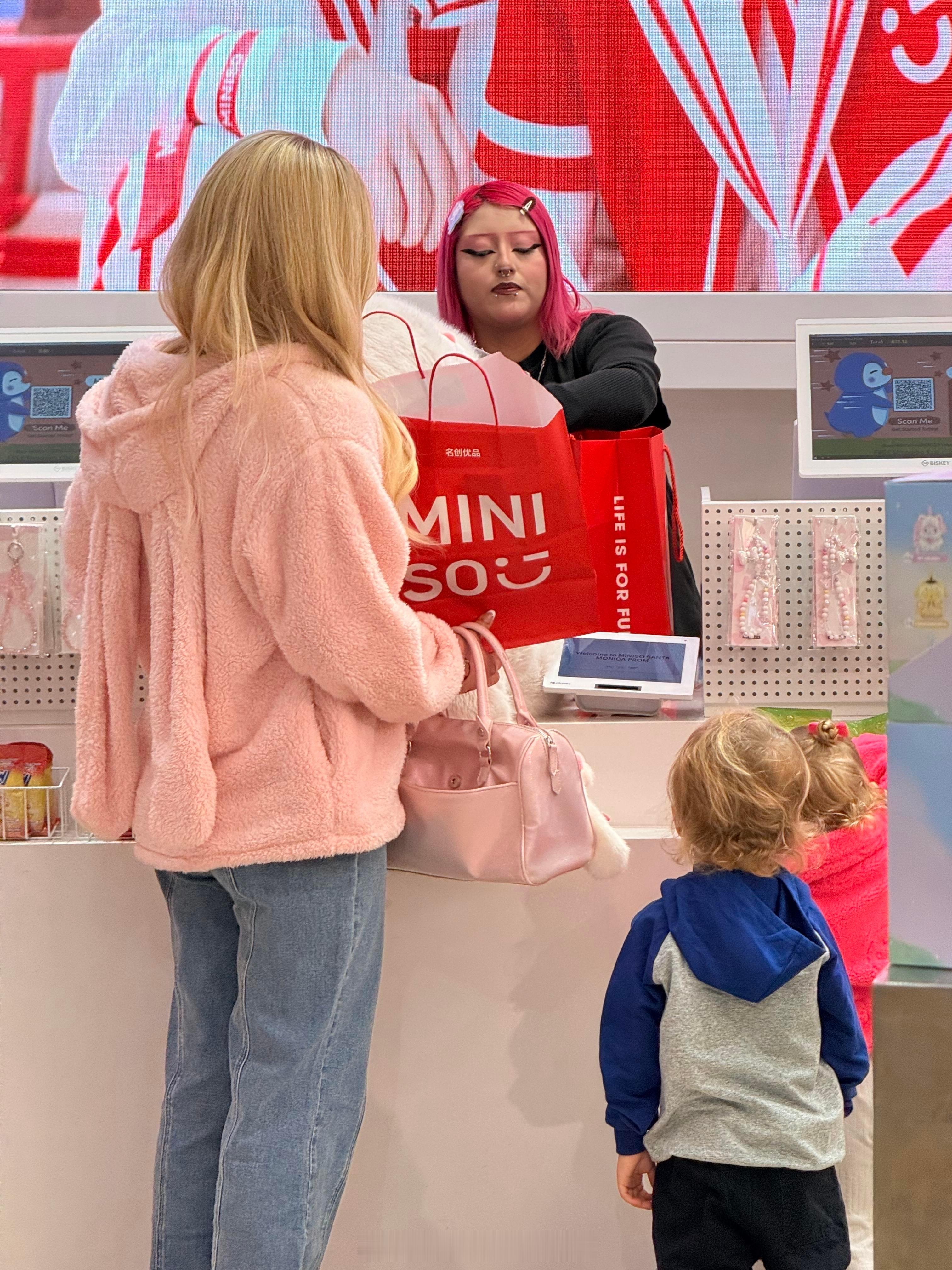 帕丽斯希尔顿带着保镖和仆人们跑到名创优品扫货，据说一次性买了好几万块钱。虽然花几