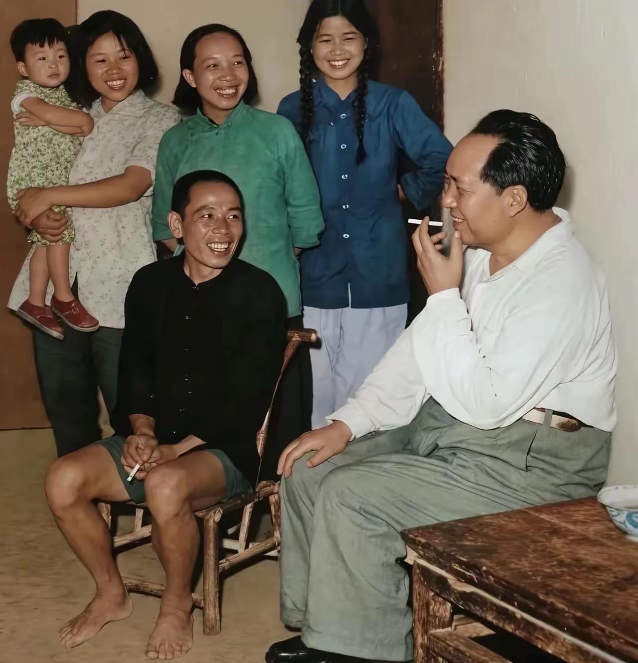 老人家和百姓在一起，没有一点架子，旁边百姓微笑着看着您，打心眼里爱戴您！[祈
