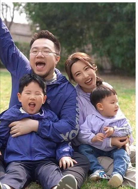 巴图一家人的幸福日常褪去娱乐圈的聚光灯，巴图的小家庭，活成了烟火气满满的模