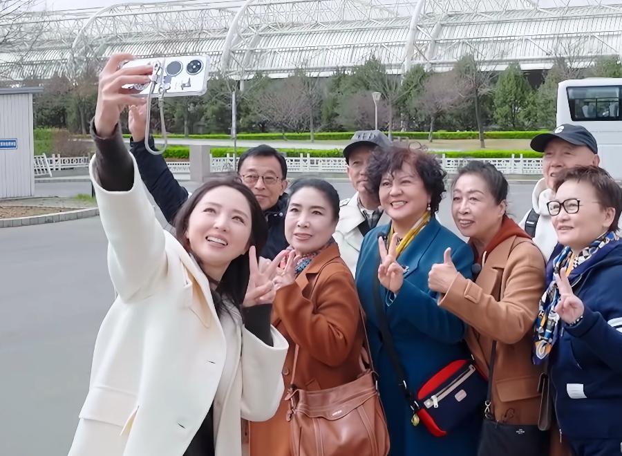 沙溢爸妈首秀竟然在董璇节目里，原来董璇家和沙溢家是世交。最新真人秀里，董璇作为东