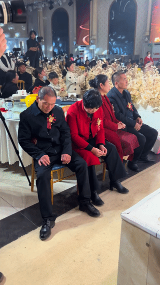 女儿结婚出嫁，当父母的应该高兴才对。为什么却都低着头满脸愁容呢？这是舍不得女