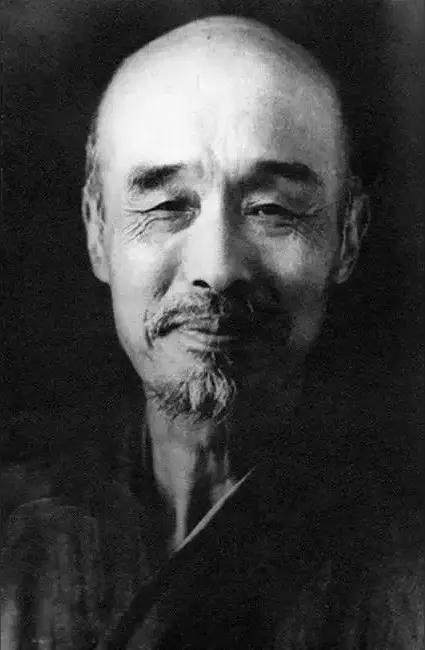 ​弘一法师曾说：“独处，是为了不陪他人演戏；不争，是为了放过自己的内心；远离，是