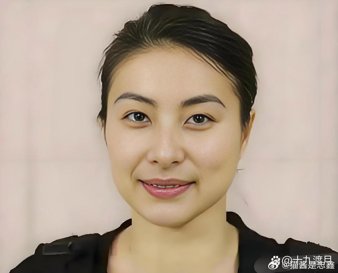 有算命大师不敢给郭晶晶看相，说她破了相书定律。相书讲大耳垂有福，郭晶晶小耳垂，面