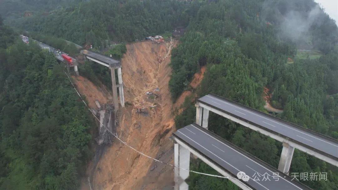 贵州一高架大桥垮塌疑多车掉落本来今天在这段路跑测试的……[扁嘴][扁嘴][扁嘴]