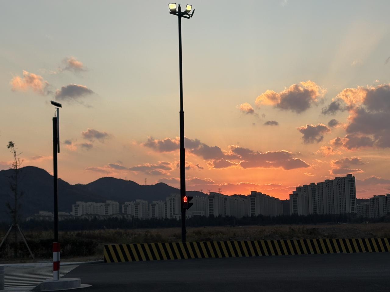 结合这两天的中国股市的走势以及热点，给大家推荐5只股票。以下5只股票均符合