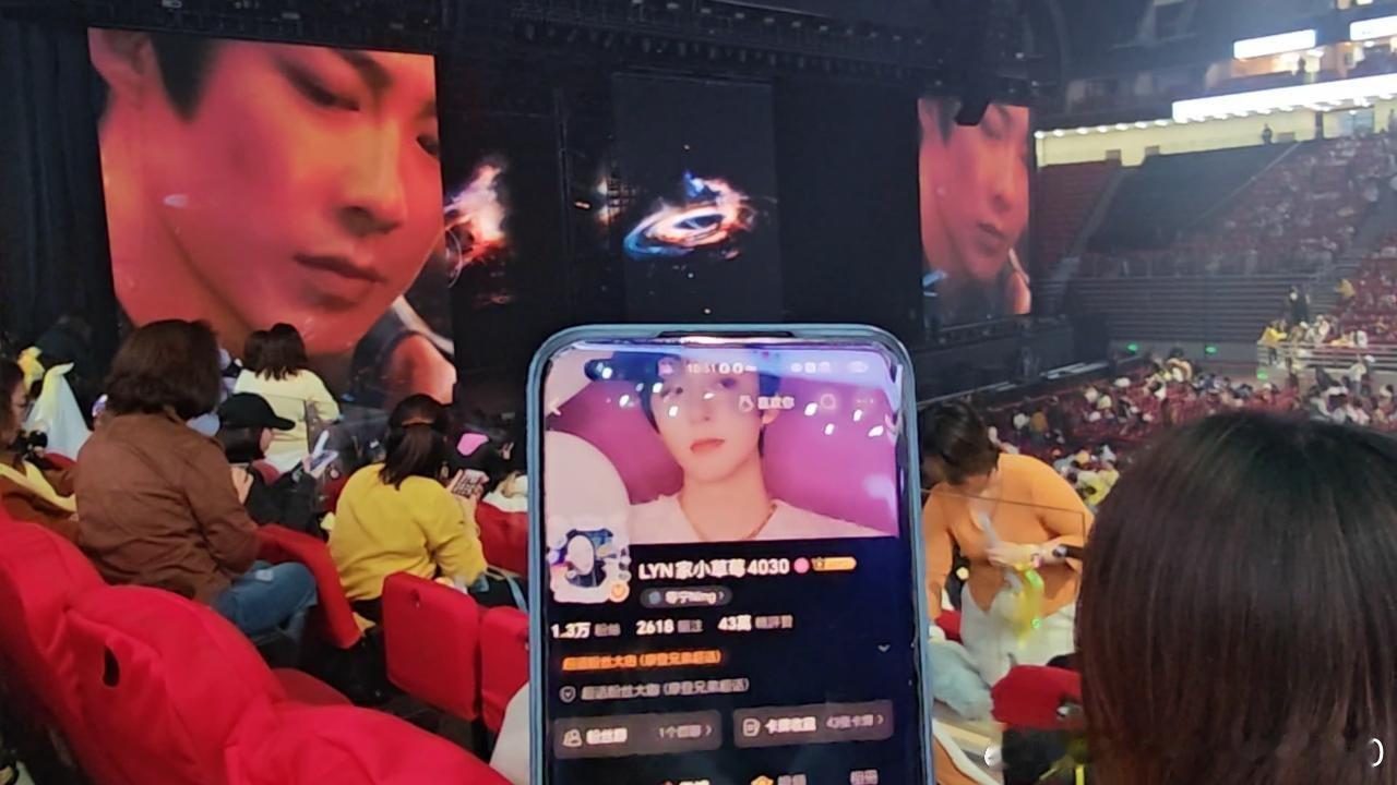 非常感谢朋友们带我去看演唱会~一个“谢”字已不能表达我的感激~感谢惦记~感谢有你