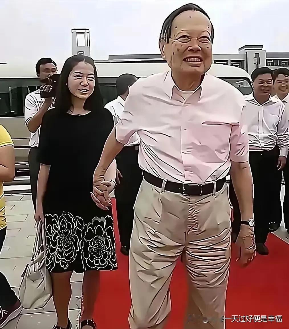 经常和年轻人泡在一起会显得年轻，经常和老人泡在一起会老得快。真的是这样，翁帆是