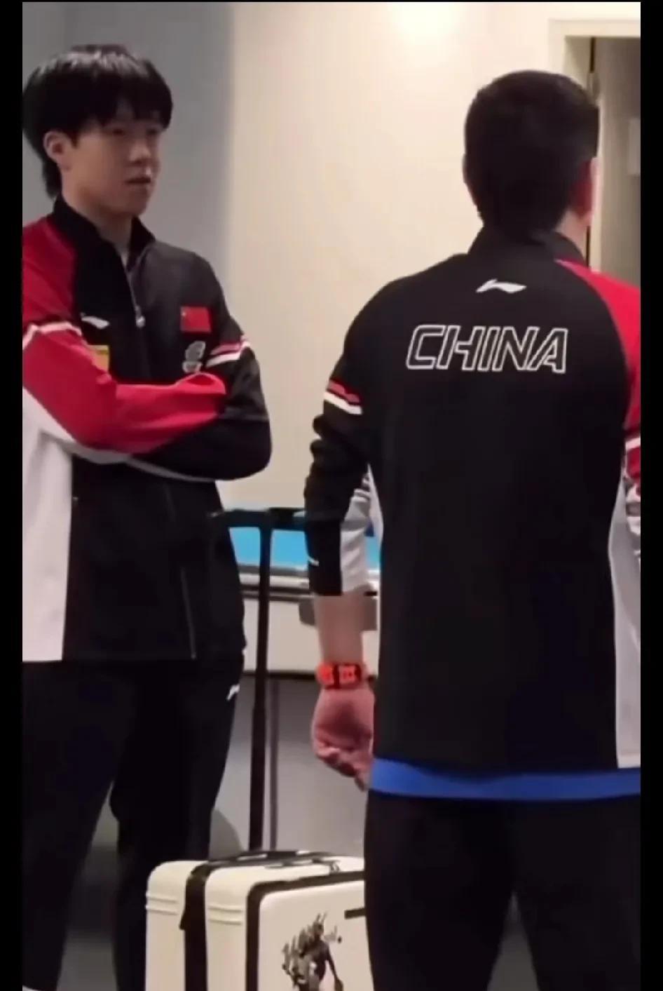 王楚钦真的是个很好的男孩。王楚钦多哈球拍再出意外。赛后他笑着和队友吐槽，我以后