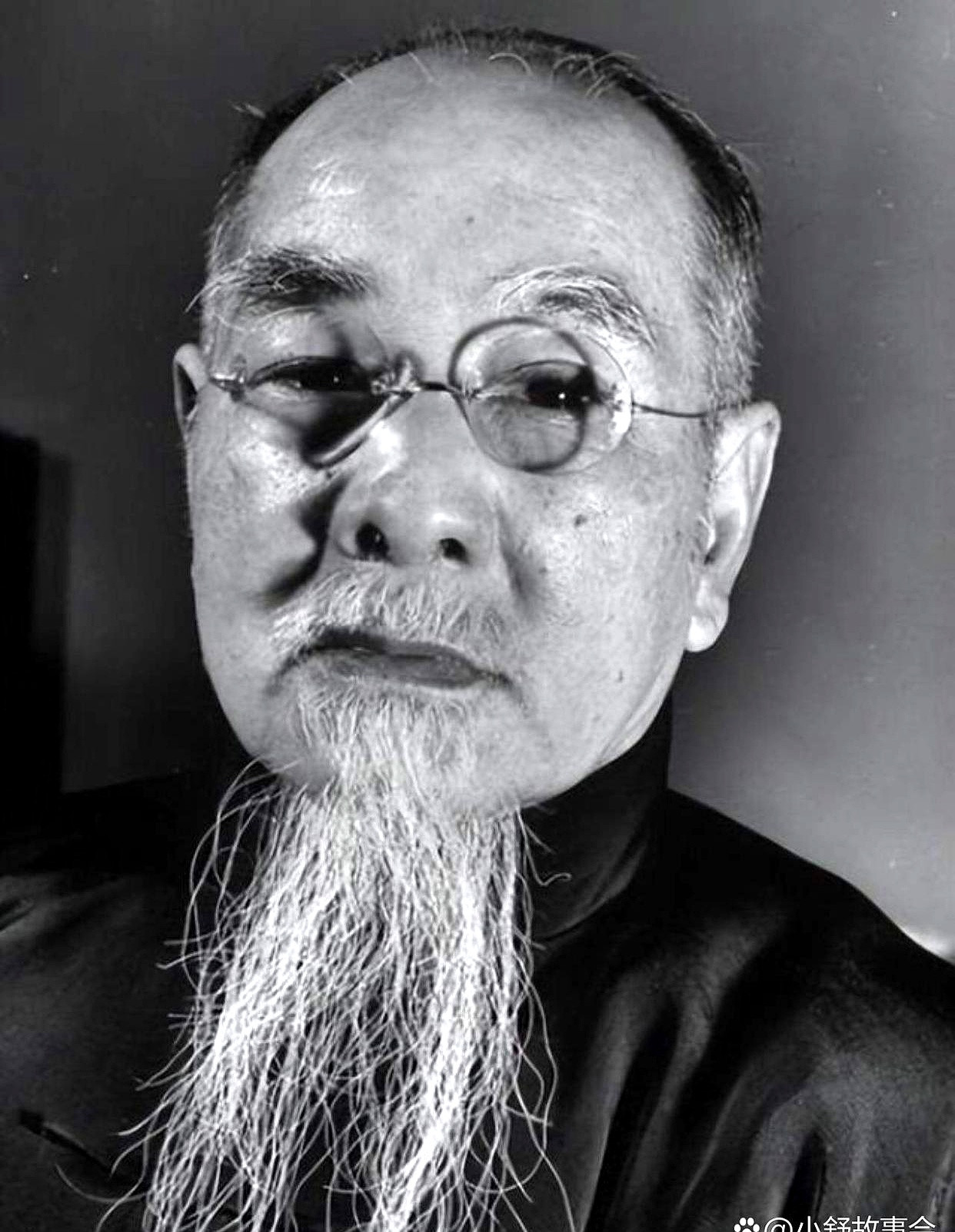 老蒋西安回来，一下飞机，直接略过何应钦，给林森鞠了个九十度的大躬。这画面，信息量