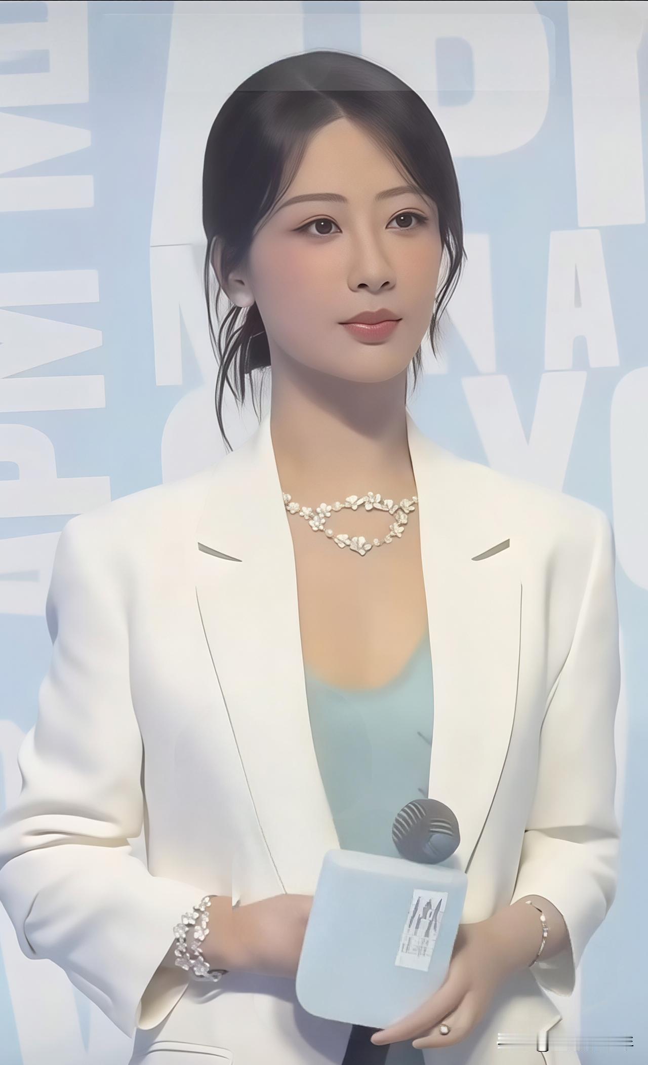 杨紫这步“反常识”操作，给普通人上了价值一课最近看到杨紫的行业新动态，真的忍