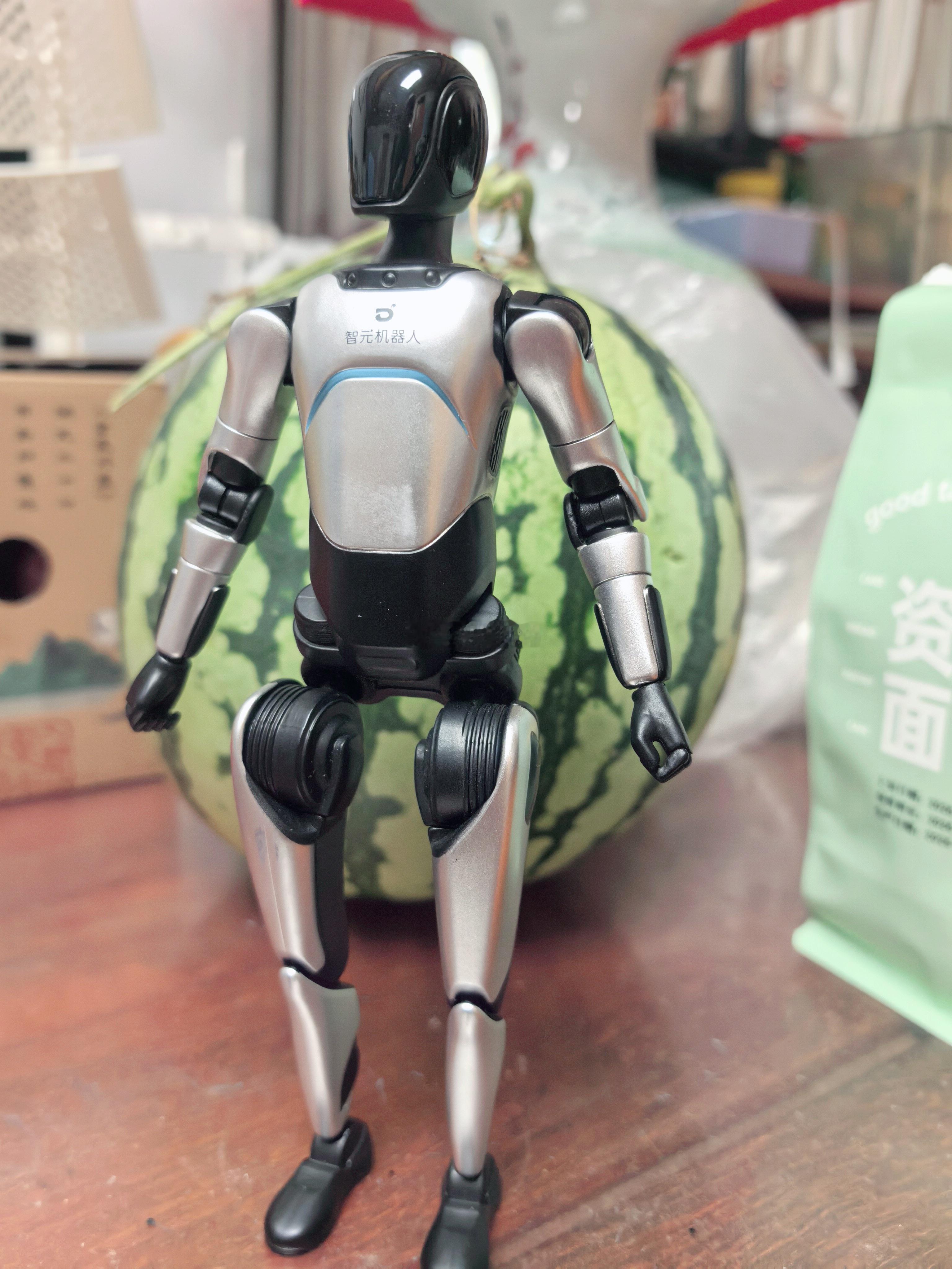 收藏了两个【智元机器人手办】，远征a2、灵犀（总裁签名版）。智元机器人的所有手办