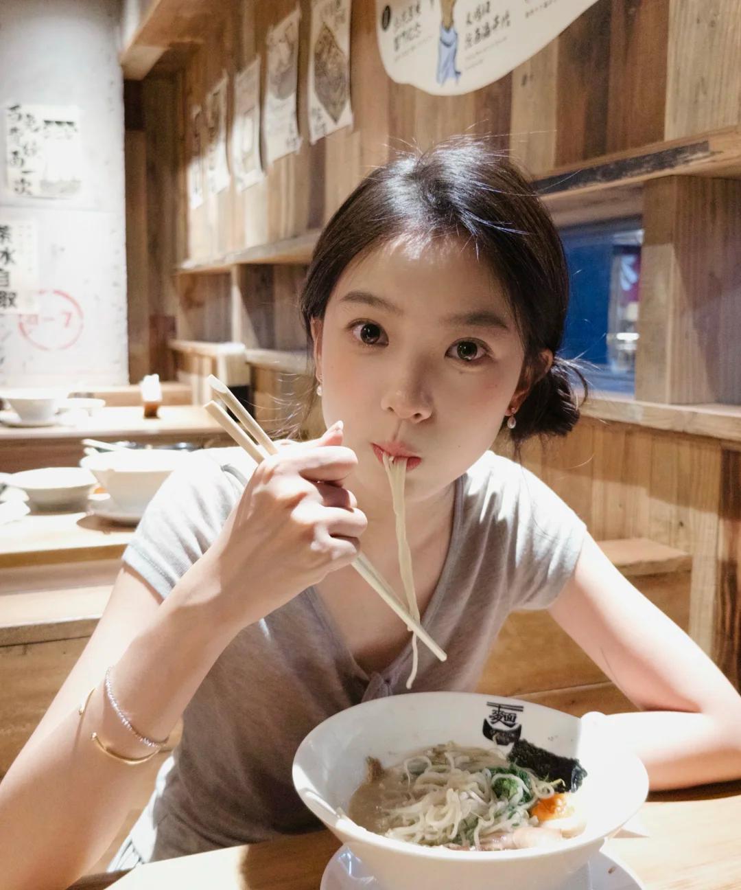 如果这是你女朋友，你选哪张发朋友圈