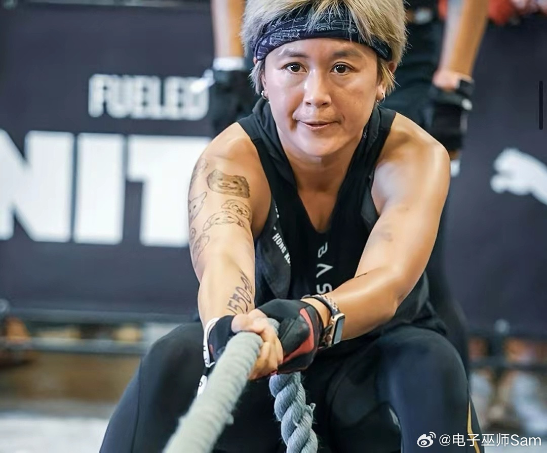 前TVB甜妹唐宁回应满头白发这一看就是染的呀。[大笑][大笑]其实我自己之前一