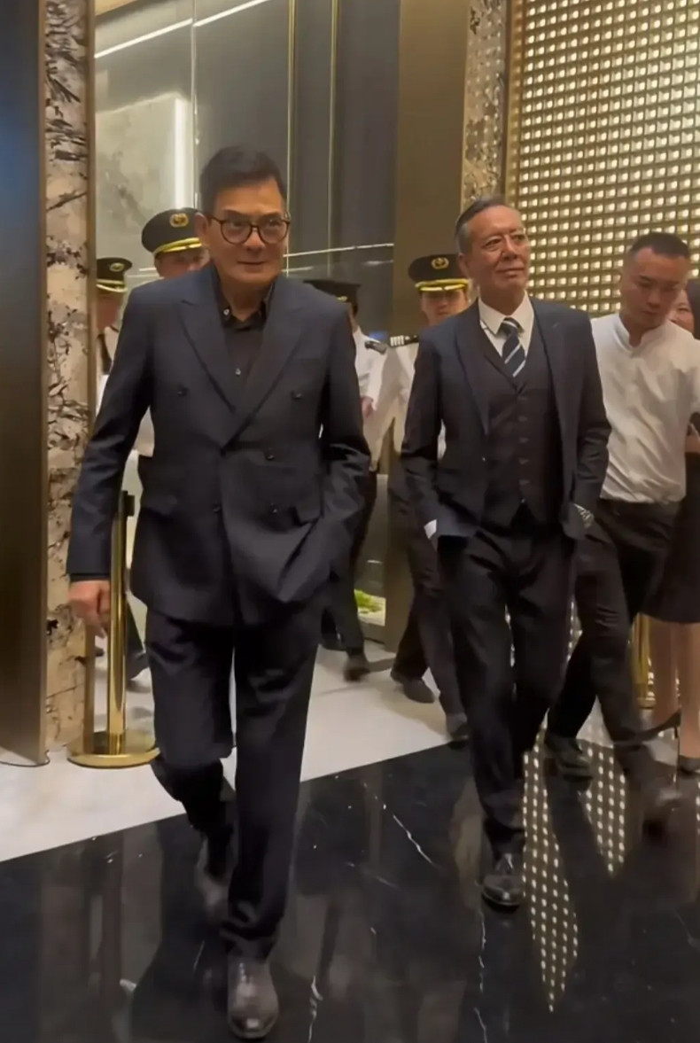 瞧这两位TVB演员，都不足一米八的身高，却走出了两米八的气场！“鸠摩智”李国麟