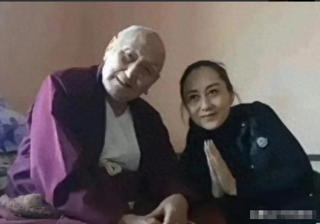 61岁李连杰和63岁利智合照曝光,难敌岁月,老成了难以想象的模样