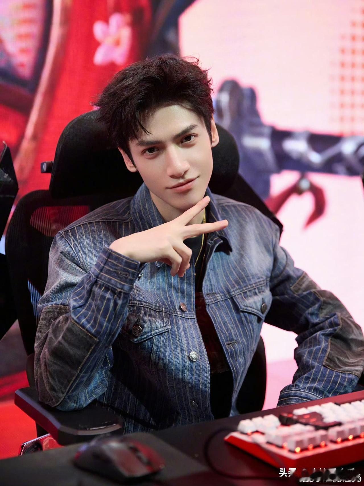 说谁谈恋爱我都相信说罗云熙，我是不信的因为他不是在拍戏，就是在打王者根本没时