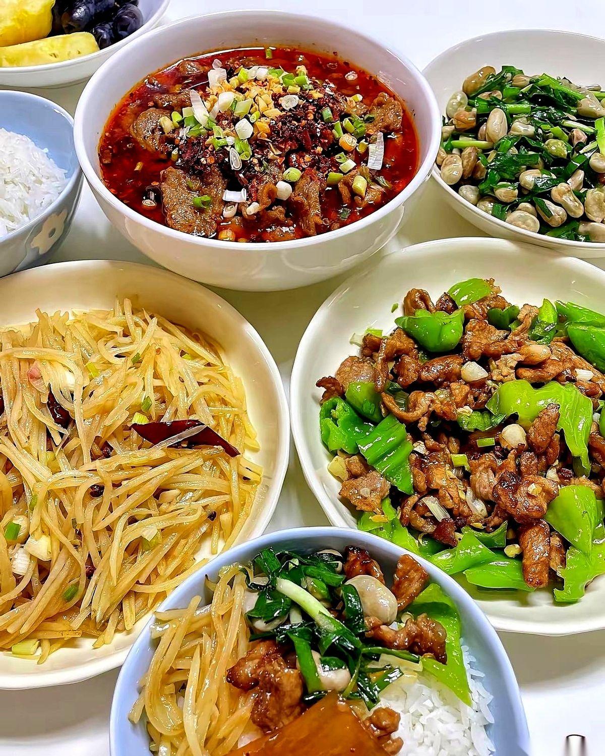 阿姨收了100块钱，乐呵呵地走了。门一关，我和老公对着桌上这几盘菜，谁也没先动