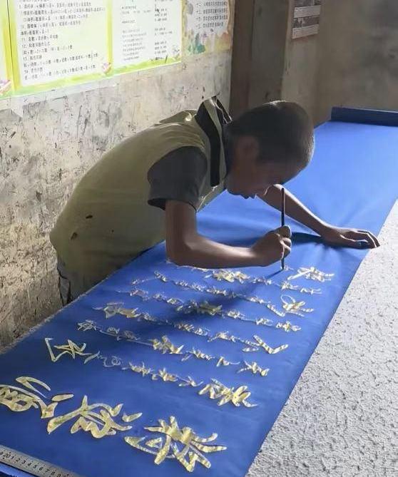 十三岁少年李明，火了。一段他写书法的视频在网络上引发热议。没有专业案台，就用破