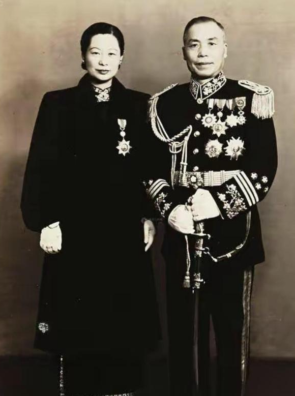 1938年，李宗仁夜会女记者，被妻子郭德洁撞破。她摔碎茶盏，大哭大闹。谁料，黑漆